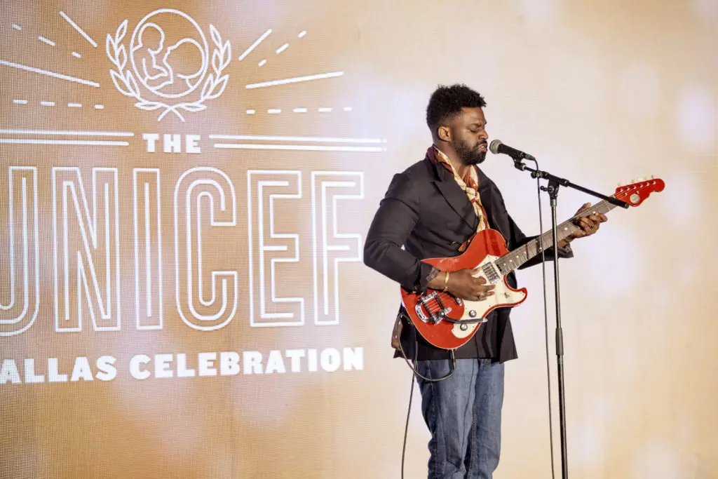 Abraham Alexander performing for UNICEF guests. (Photo by Kim Leeson)