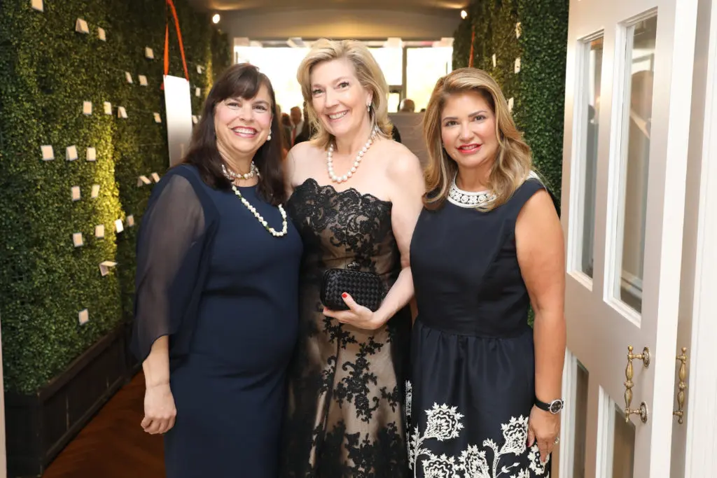 Ana Schick, Kathryn Smith, Leticia Trauber at the Broach Foundation dinner. (Photo by Priscilla Dickson)