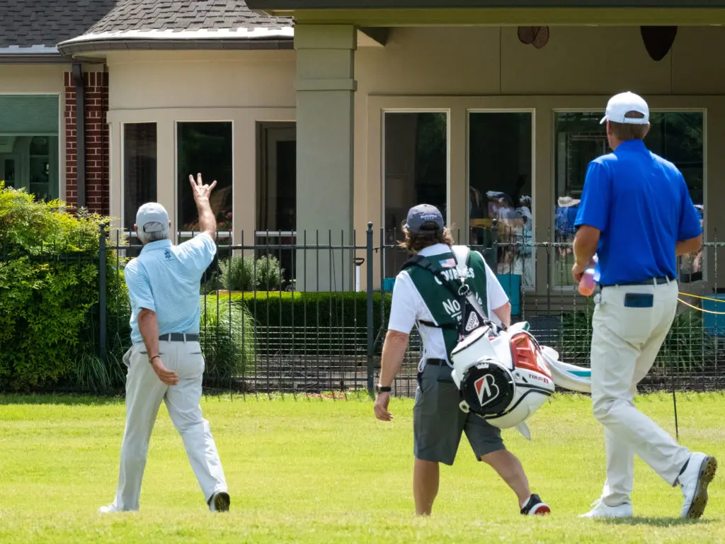 Yes, Fred Couples will flash the Cougars sign at fairway-side home owner who hits him with some UH pride. (Photo by F. Carter Smith)