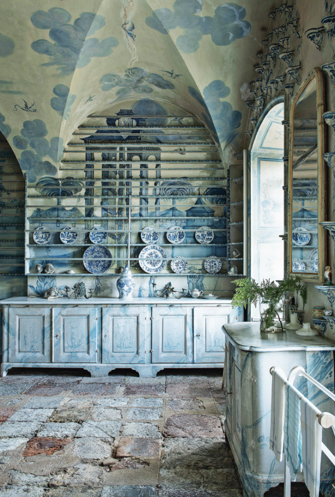 In the kitchen at Tureholm Castle in Sweden, the blue-and-white motifs on Chinese dishes were adapted on a fantastic scale to transform the very
walls and ceiling into one cohesive chinoiserie confection. 