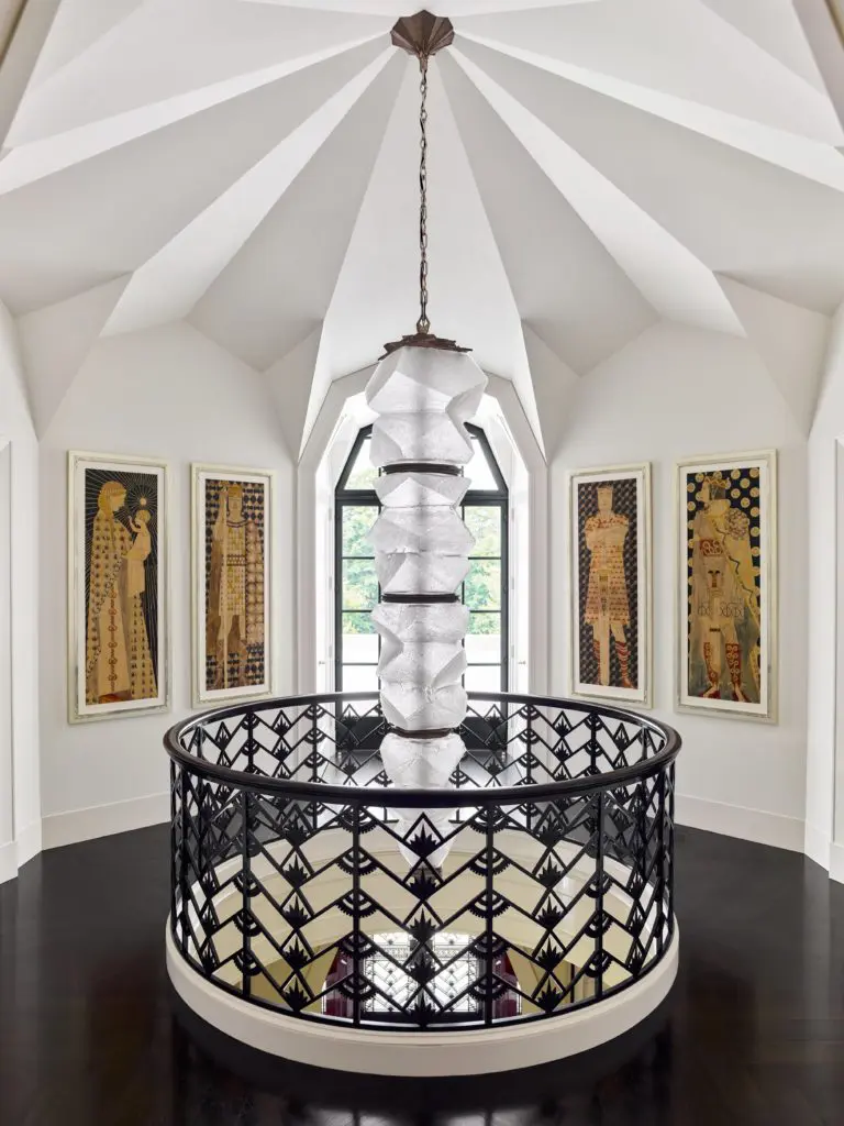 A jagged hand-blown cut-glass and cast-bronze light fixture by Thaddeus Wolfe (2015) descends from the faceted planes of the vaulted ceiling. Hung on the angled walls are Josef Engelhart’s pencil-and- watercolor sketches for his Merlinsage frieze (1904). 


