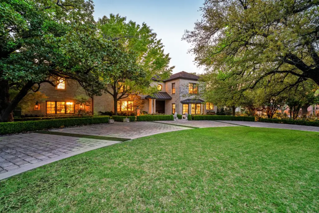 2710 Simondale sits withing walking distance of both TCU campus and Colonial Country Club.