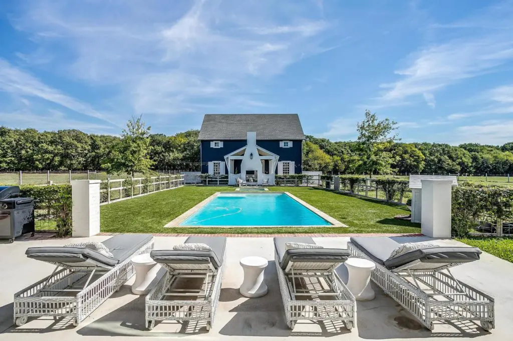 Cape-style living at its best, just 15 to 20 minutes from downtown Fort Worth.
