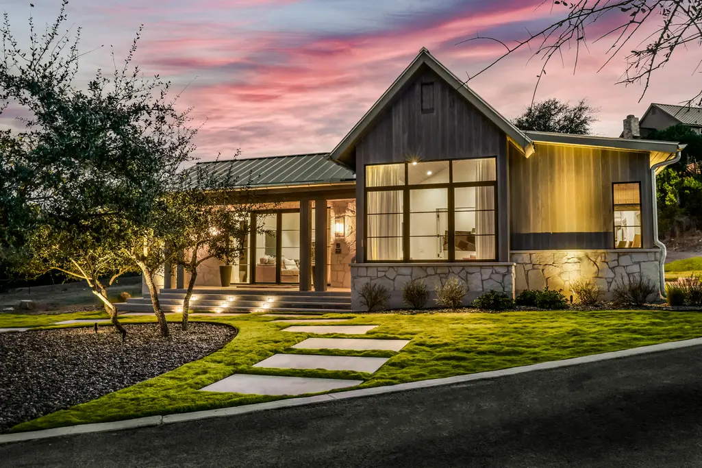 The detached office at 8 Oaks in the Texas Hill Country  (Photo courtesy of Douglas Elliman Real Estate)