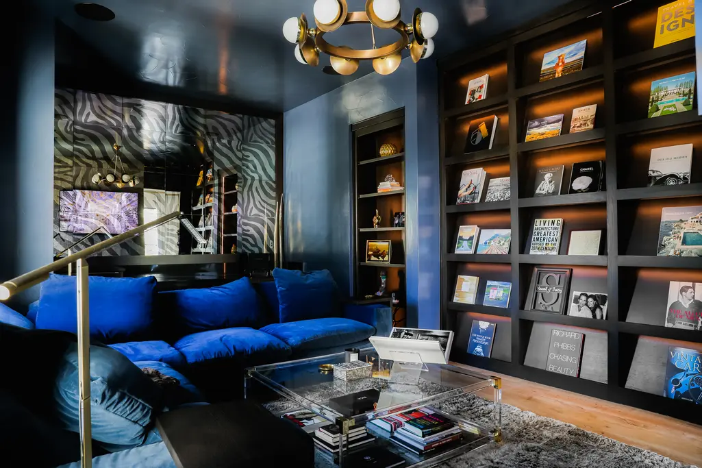 The owner's suite's cozy lounge at 8 Oaks in the Texas Hill Country (Photo courtesy of Douglas Elliman Real Estate)