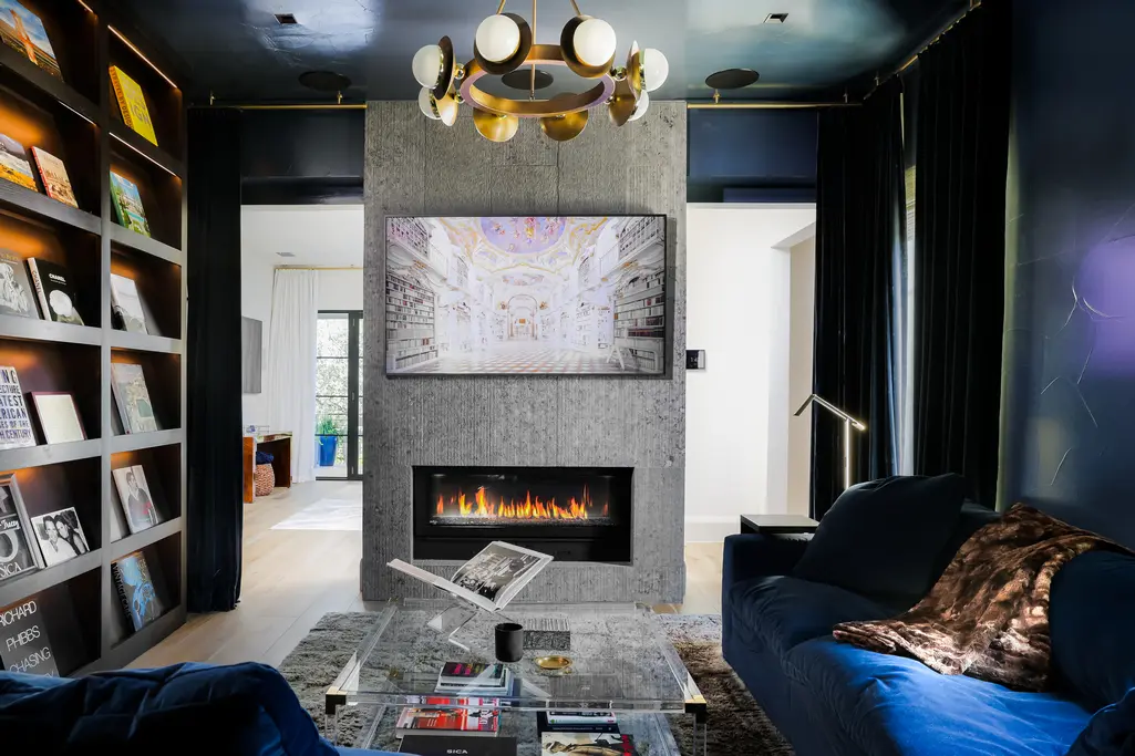 The owner's suite's cozy lounge at 8 Oaks in the Texas Hill Country (Photo courtesy of Douglas Elliman Real Estate)