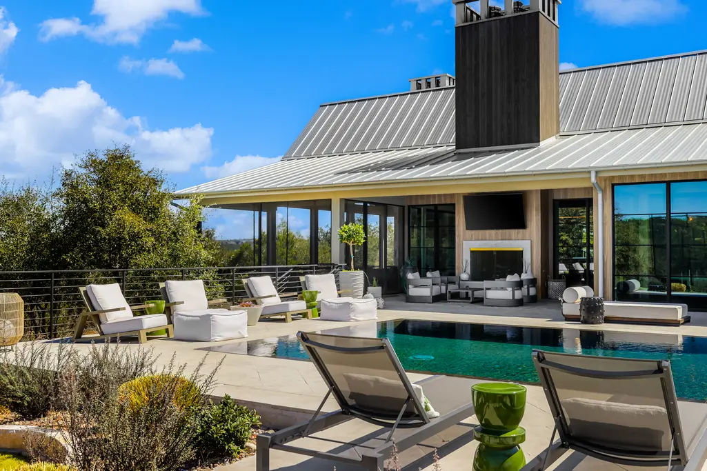 By day or night, 8 Oaks in the Hill Country resounds with contemporary Texas glamour (Photo courtesy of Douglas Elliman Real Estate)