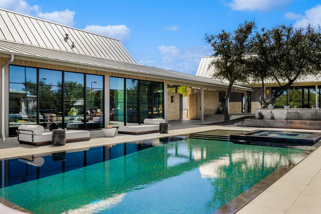 The infinity edge pool at 8 Oaks in the Texas Hill Country  (Photo courtesy of Douglas Elliman Real Estate)