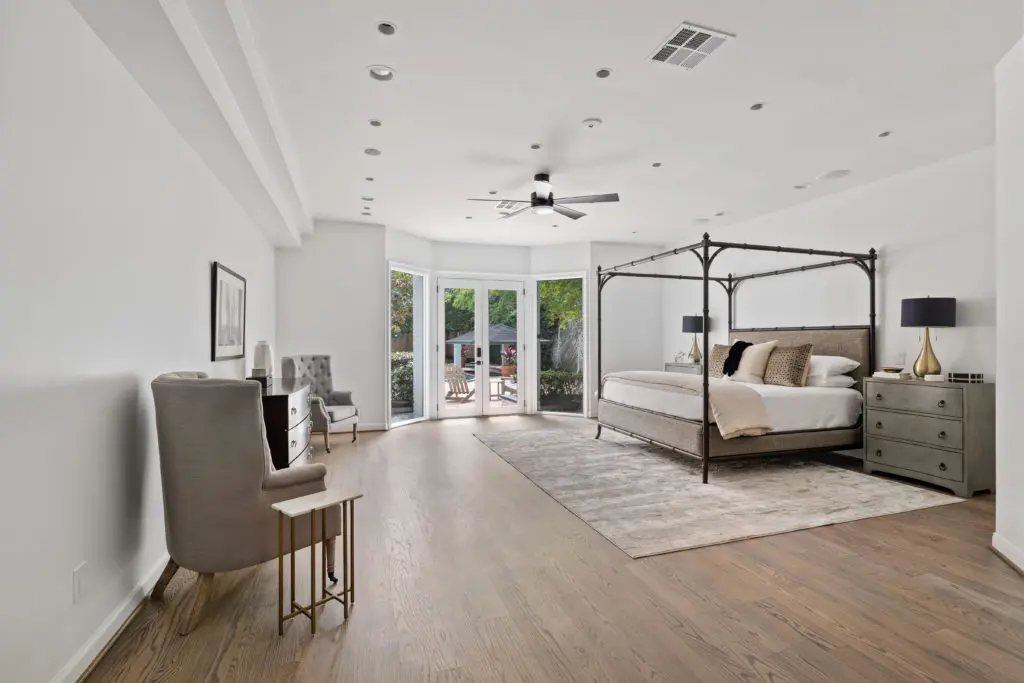 The property has a stunning, first-floor primary suite.