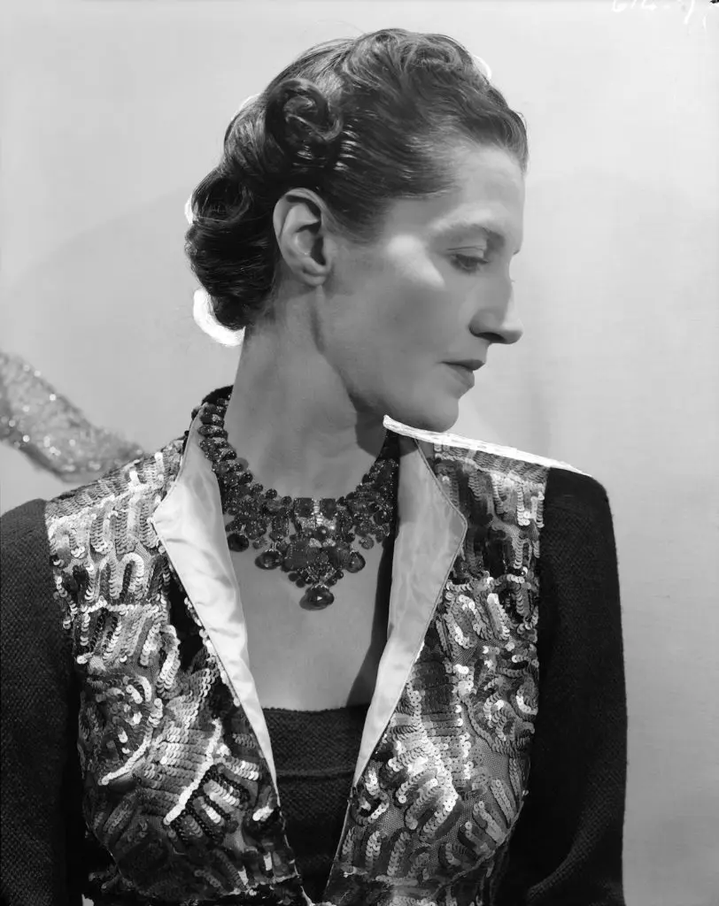  Daisy Fellowes wearing her Tutti Frutti (Hindu style) necklace,
a Cartier Collection piece, 1936. (photo by Cecil Beaton)