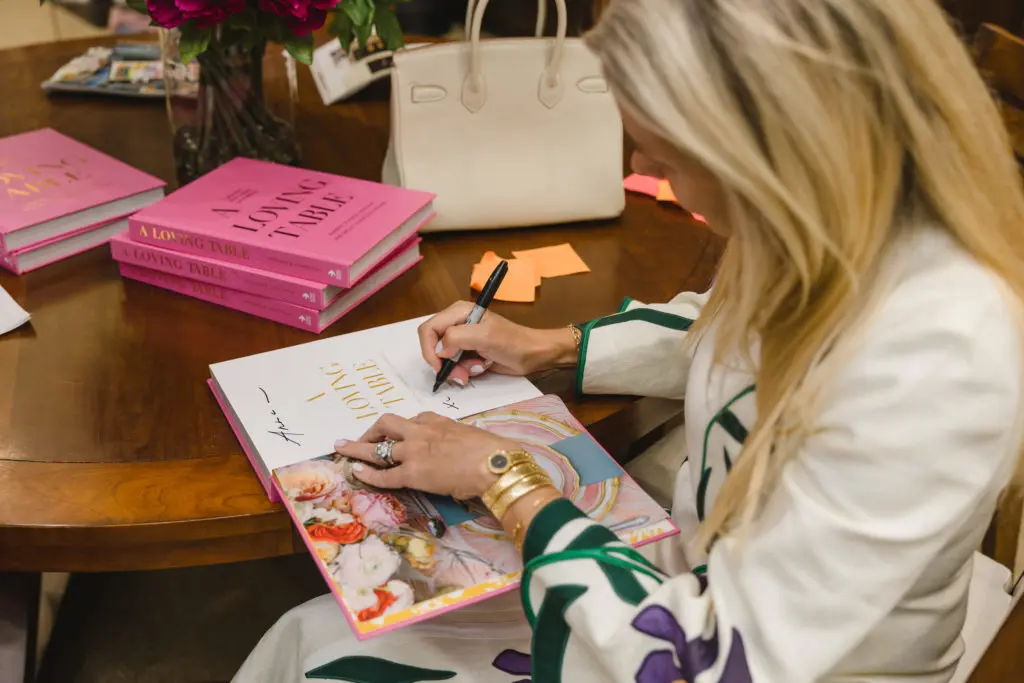 Shelley Johnstone signing her tome (Photo by Johnny Than)
