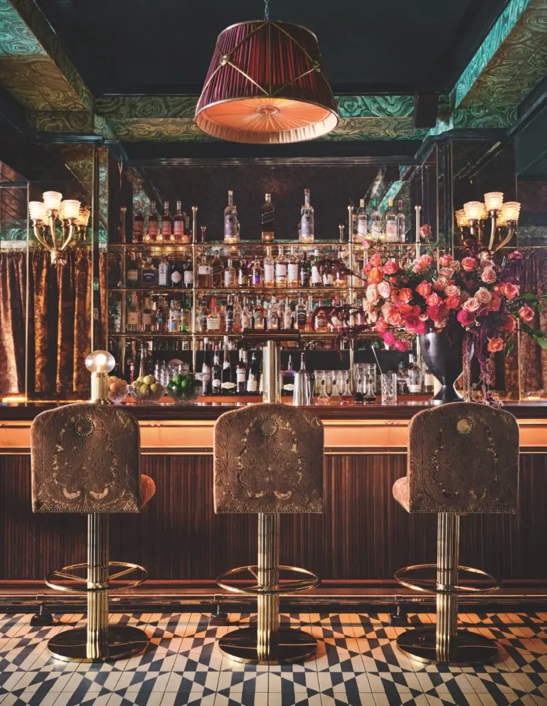 A Modern Etiquette Expert’s Guide to Dining Out, Optimized in 4 Insider Tips