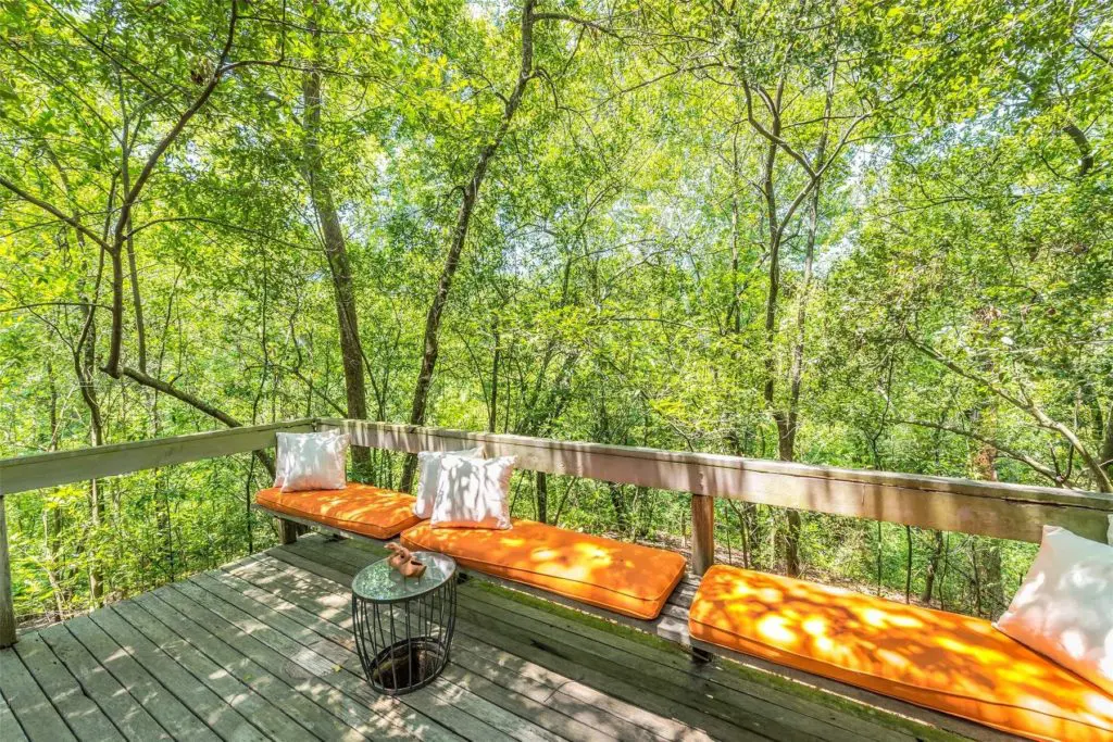The guest house deck at 3 Longbow Lane overlooks Buffalo Bayou. (Photo by Patrick Bertolino for Sotheby's International Realty)