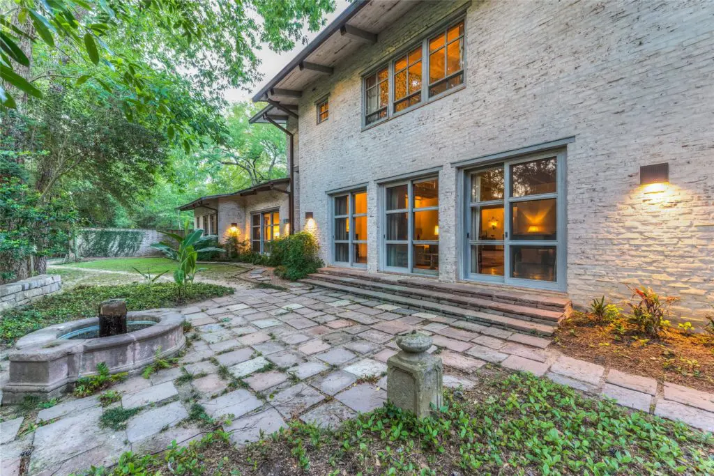 The back facade of 3 Longbow Lane. (Photo by Patrick Bertolino for Sotheby's International Realty)