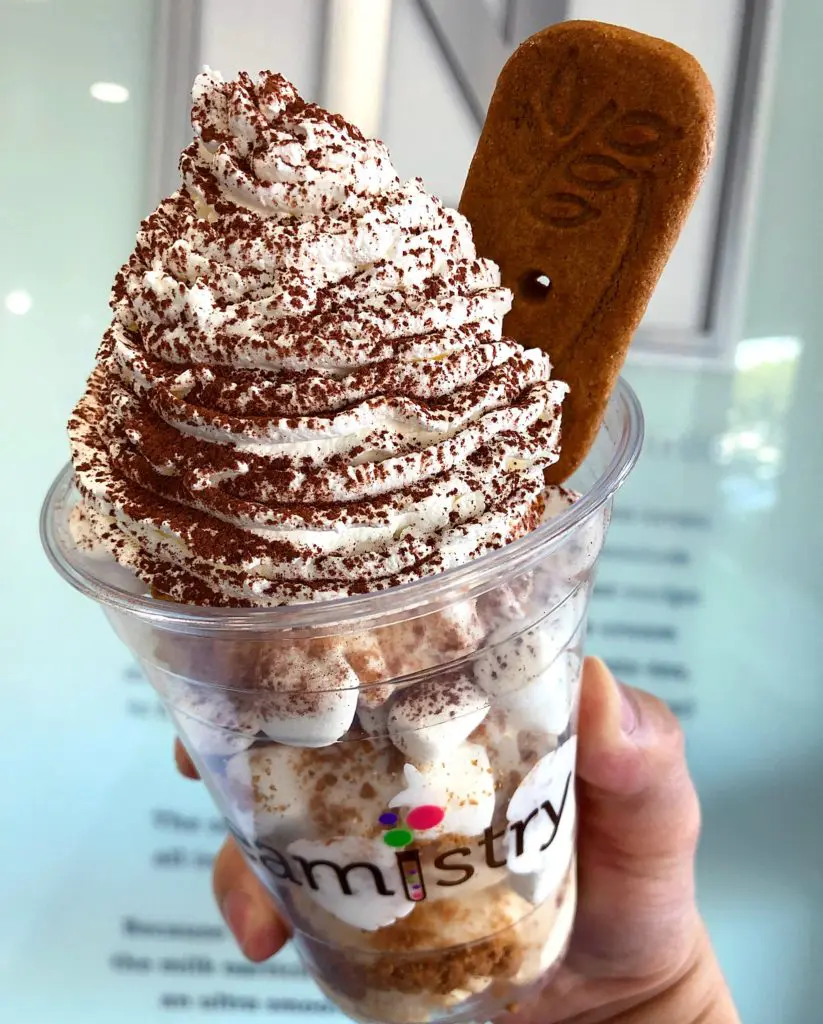 The Speculoos Overload Creation at Creamisty, with marshmallow cream and Biscoff cookies.