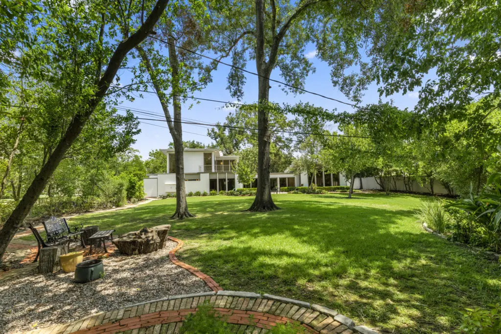 The mid-century modern home, designed by Philip G. Willard, at 503 Timber Terrace Road rests on a tree-shaded lot in the Memorial area. (Photo by Nan Studios) 