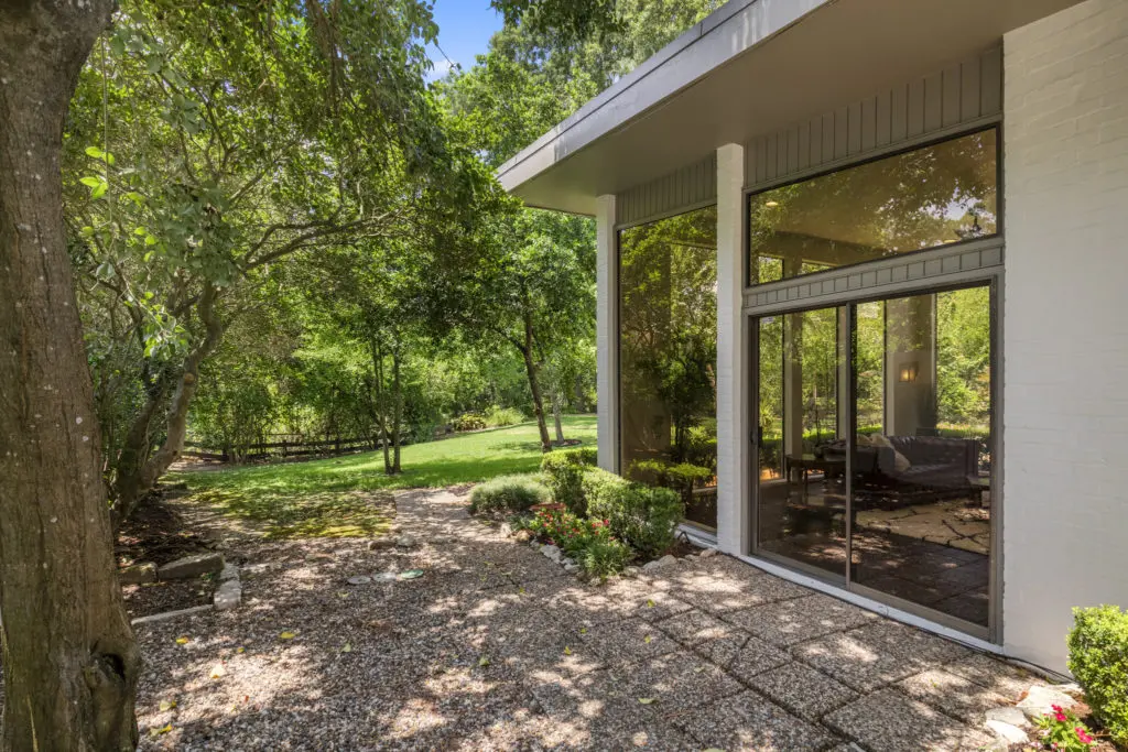 Glass walls define the original house at 503 Timber Terrace Road. (Photo by Nan Studios)