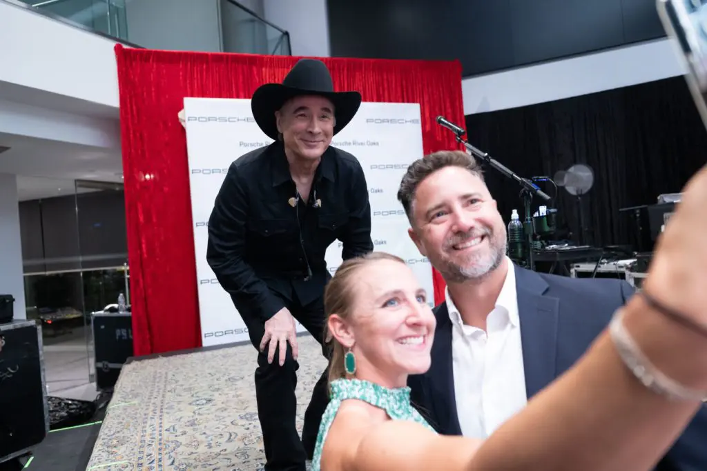 Country crooner Clint Black chatted with the crowd, posing for pictures. Photo by Daniel Ortiz.