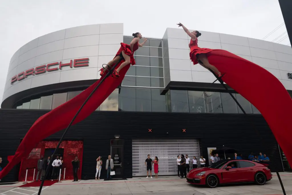 High-flying acrobats wowed the crowd waiting in the valet line. Photo by Daniel Ortiz.