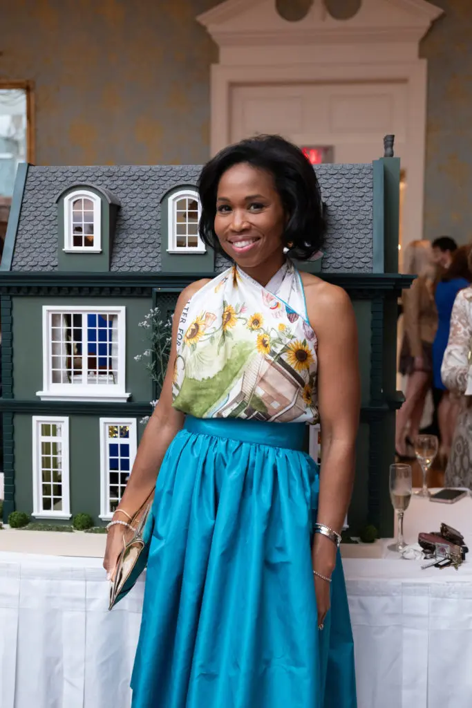 Roslyn Bazzelle Mitchell wearing RoKi scarf at the 2022 'La Petite Maison' gala (Photo by Daniel Ortiz)