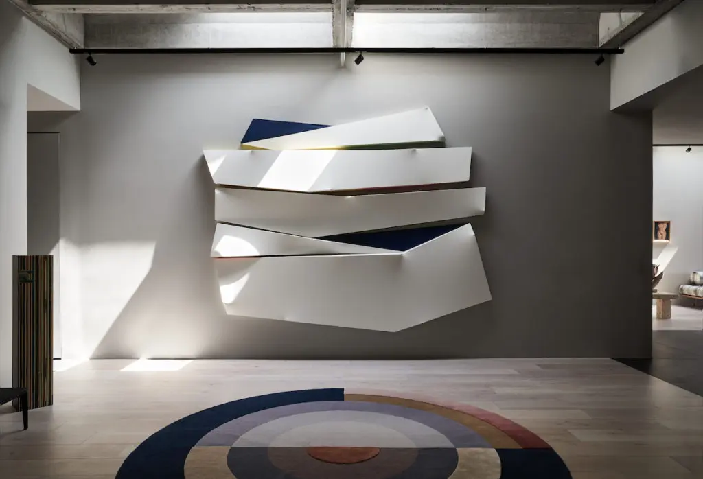 In the entryway, site-specific wall sculpture by Eduardo Portillo and floor sculpture by Gavin Perry, both from Barbara Davis Gallery, Houston. To incorporate colors from all of the rooms, Mary Lambrakos designed the custom circular CC-Tapis rug from Shop, Houston. (Photo by Pär Bengtsson)