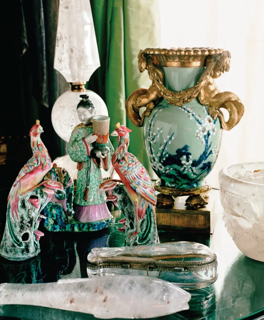 On a round table near the bay-facing windows in the living room is a “grand tour” of collections, including one of a pair of late-18th-century Chinese celadon porcelain vases later mounted with a gadrooned ormolu rim, infant tritons, and laurel swags. The pair (the second is on the Gettys’ winged cherub-ornamented table) was formerly in the collection of noted Ivorian leader Félix Houphouët-Boigny. The bowl and two Lucknow carved fish are rock crystal. (Photography by Lisa Romerein)
