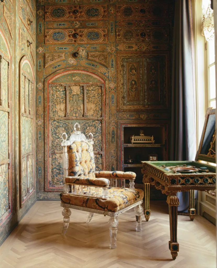 In the paneled dressing room, the cut-glass crystal throne chair by F. &. C. Osler, with a crested back surmounted by three faceted bright-cut finials, was crafted in Birmingham, England, in 1894. The circa-1800 neoclassical green glass and mirror-inset dressing table, right, from the John Hobbs collection, was from the Villa Manin di Passariano de Codroipo, Udine. (Photography by Lisa Romerein)