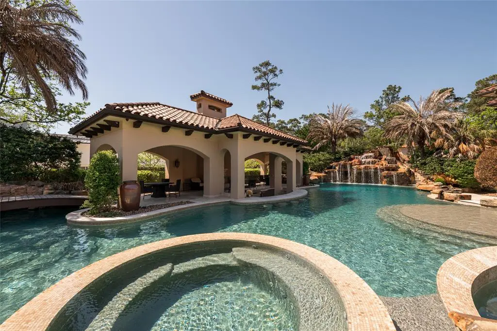 This Houston estate's pool has played host to many star-studded parties.