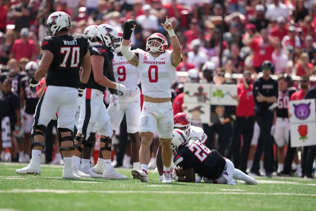 UH edge rusher Derek Parish isn't letting a cast stop him from making big plays. (Courtesy UH Athletics)