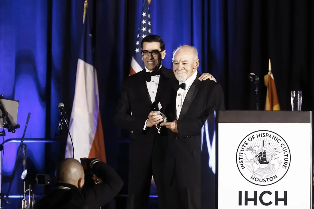 Marcelo Saenz with honoree Tony Bonilla Sr. at the Institute of Hispanic Culture Houston
gala. (Photo by Quy Tran)