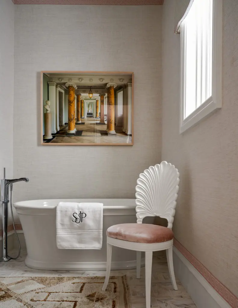 The powder bath adjacent to The Study by Shelley Johnstone Design feels cohesive, but with a fresh, modern spin. (Photo by Nathan Schroder)