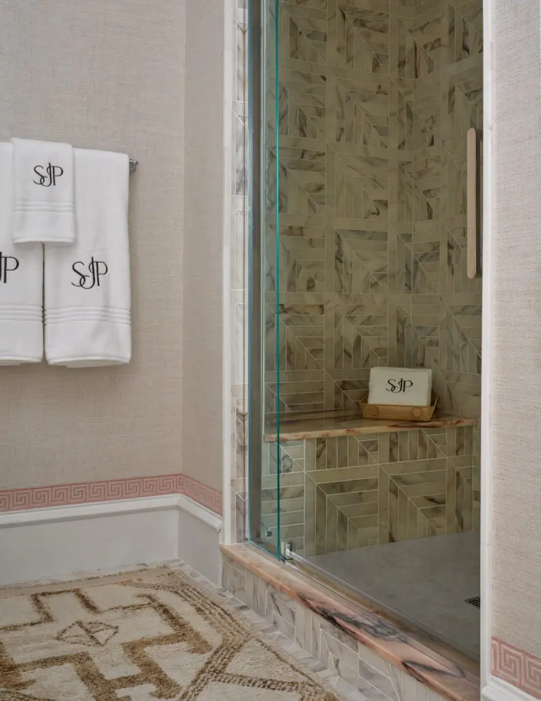 The powder bath adjacent to The Study by Shelley Johnstone Design feels cohesive, but with a fresh, modern spin. (Photo by Nathan Schroder)