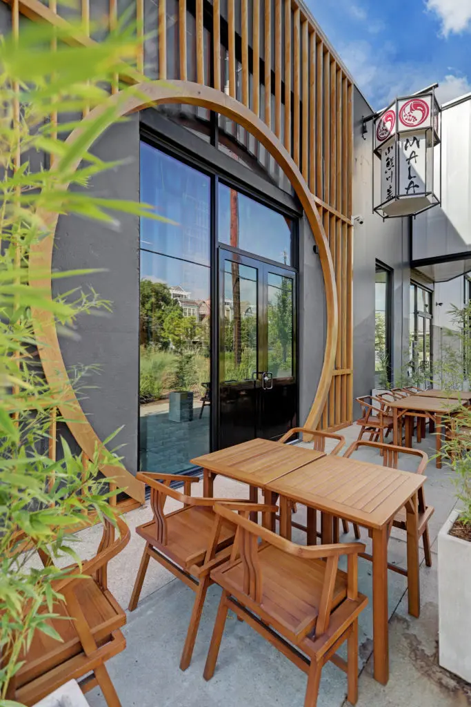 The modified circular facade of Mala Sichuan is inspired by the Moon gate architectural passageways in China and serves as an inviting portal between exterior and interior. (Photo by Bill Krampitz)