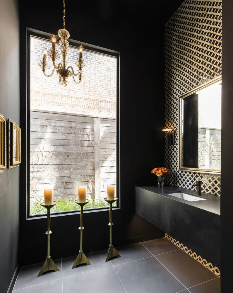 The guest bath at 4006 Essex, The House of Many Palms (Julie Soefer Photography)
