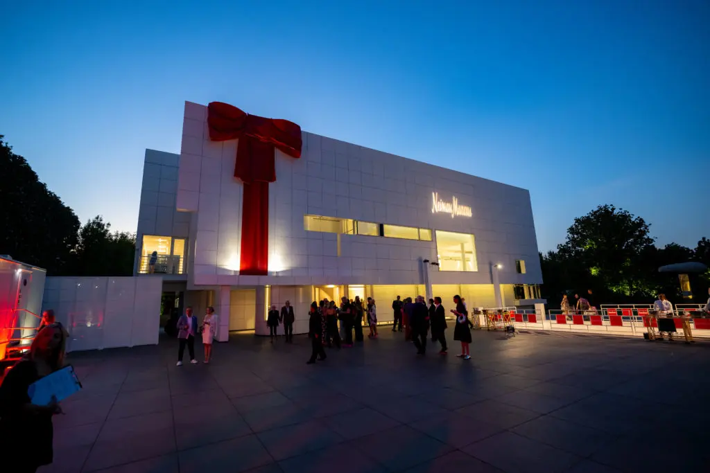 Rachofsky House wrapped for the occasion with a big red bow. (Photo by Bruno, Snap the Picture)