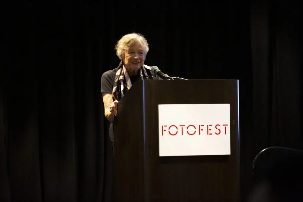 Wendy Watriss, co-founder of FotoFest, movingly addressed the crowd at the FotoFest Fine Print Auction. (Photo by Tere Garcia)
