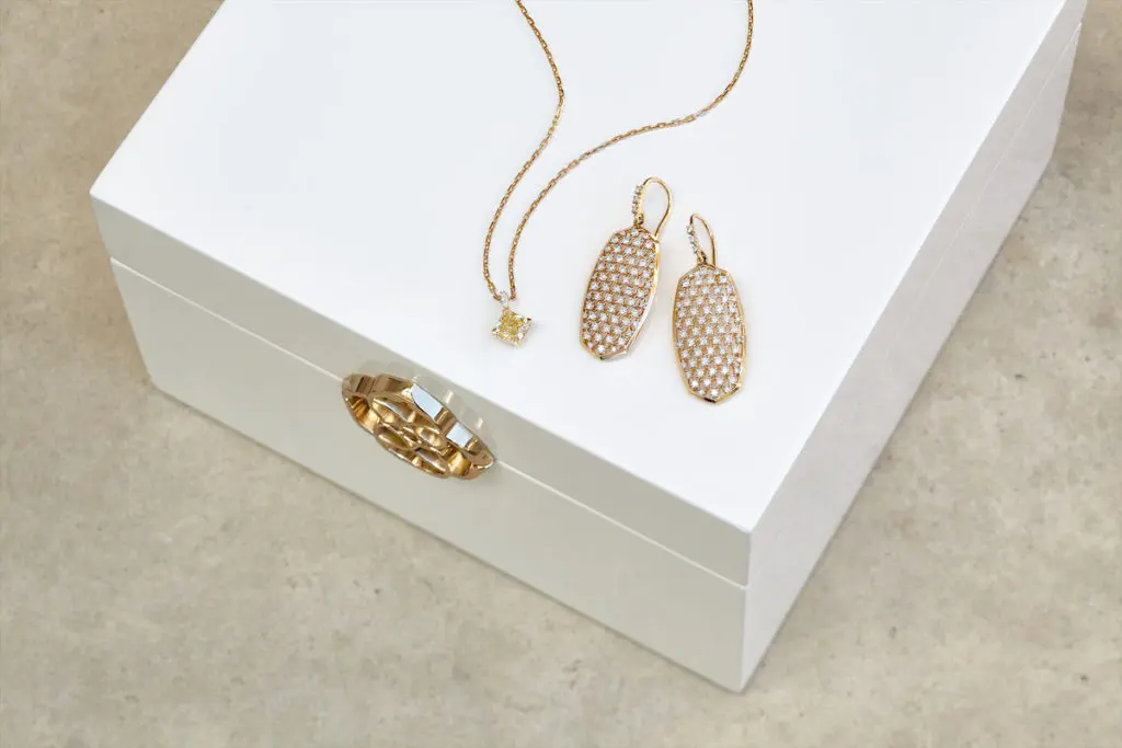 All numbered Kendra Scott pieces come in a custom box. 