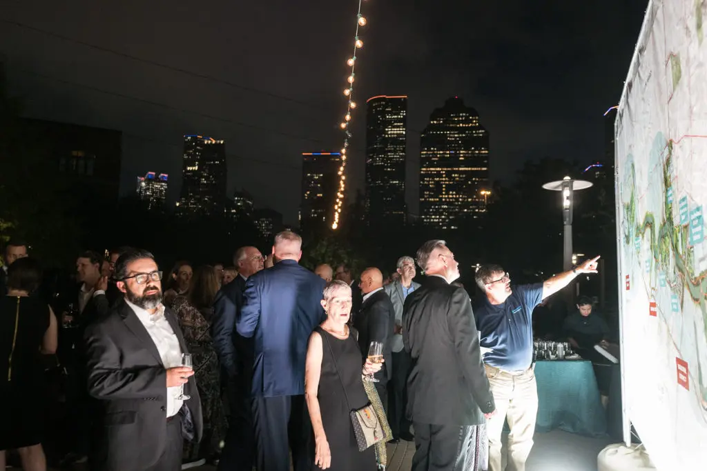 The Buffalo Bayou Partnership gala begins with an alfresco cocktail reception. (Photo by Daniel Ortiz)