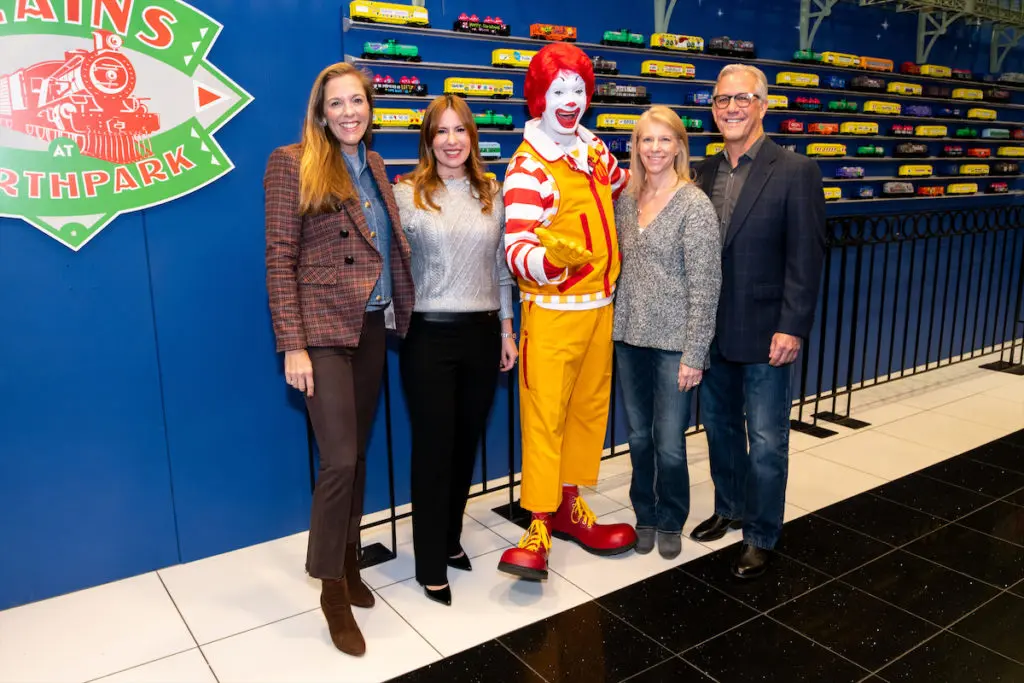 Holly Krug, Lindsay Jacaman, Ronald McDonald, Jill Cumnock, Pat Staudt (Photo by Bret Redman)