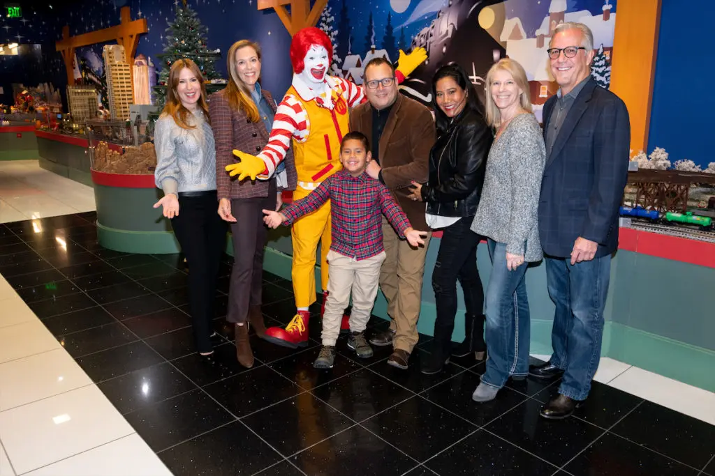 Lindsay Jacaman, Holly Krug, Ronald McDonald, Eduardo Castaneda, Vasco Castaneda, Antuane Gonzalez, Jill Cumnock, Pat Staudt (Photo by Bret Redman)
