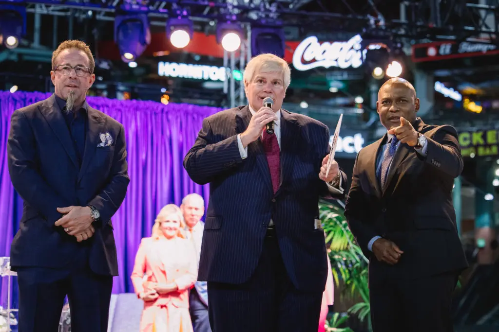 Jeff Bagwell, Last Paddle Standing auctioneer John Eddie Williams, Houston Police Chief Troy Finner at the Crime Stoppers fundraiser. (Photo by CatchlightGroup.com)