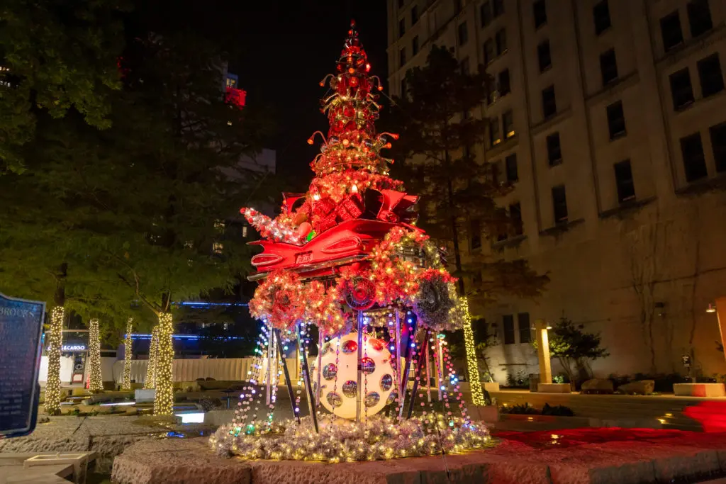 This display is a can’t-miss photo op for car enthusiasts and holiday light fans alike.