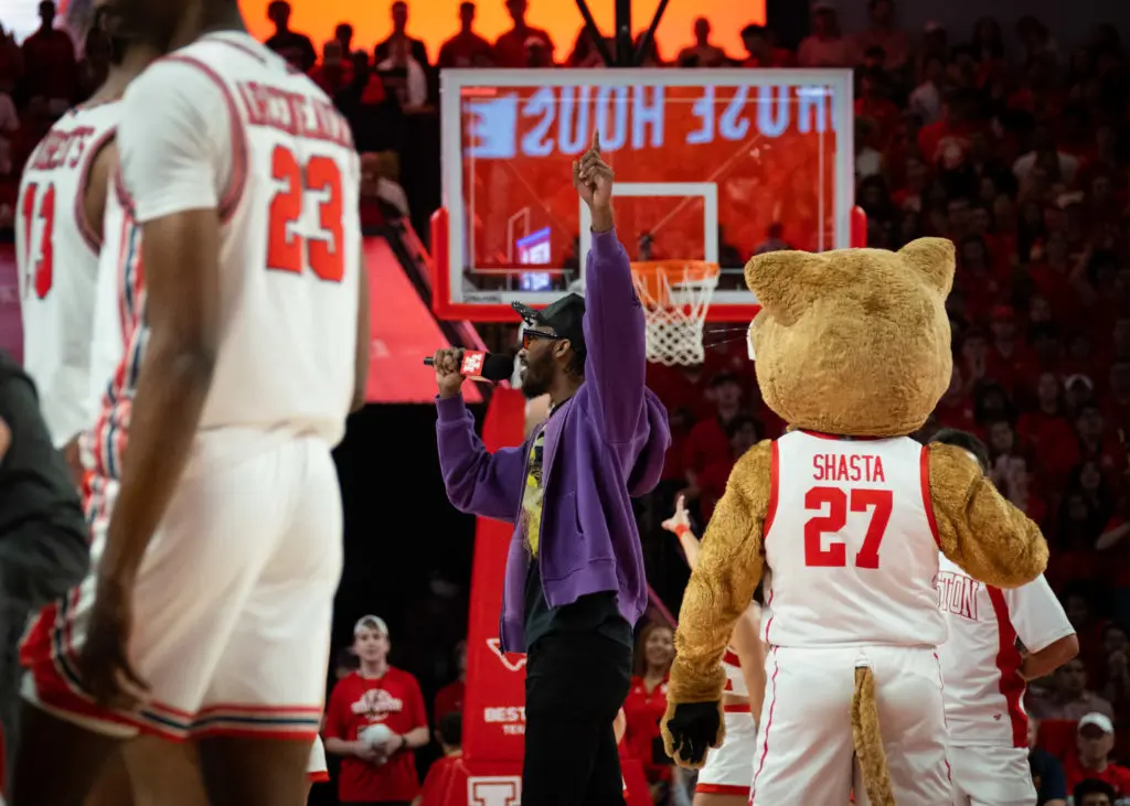 Former UH point guard DeJon Jarreau led the Whose House, Coogs House chant at the Fertitta Center. (Photo by F. Carter Smith)