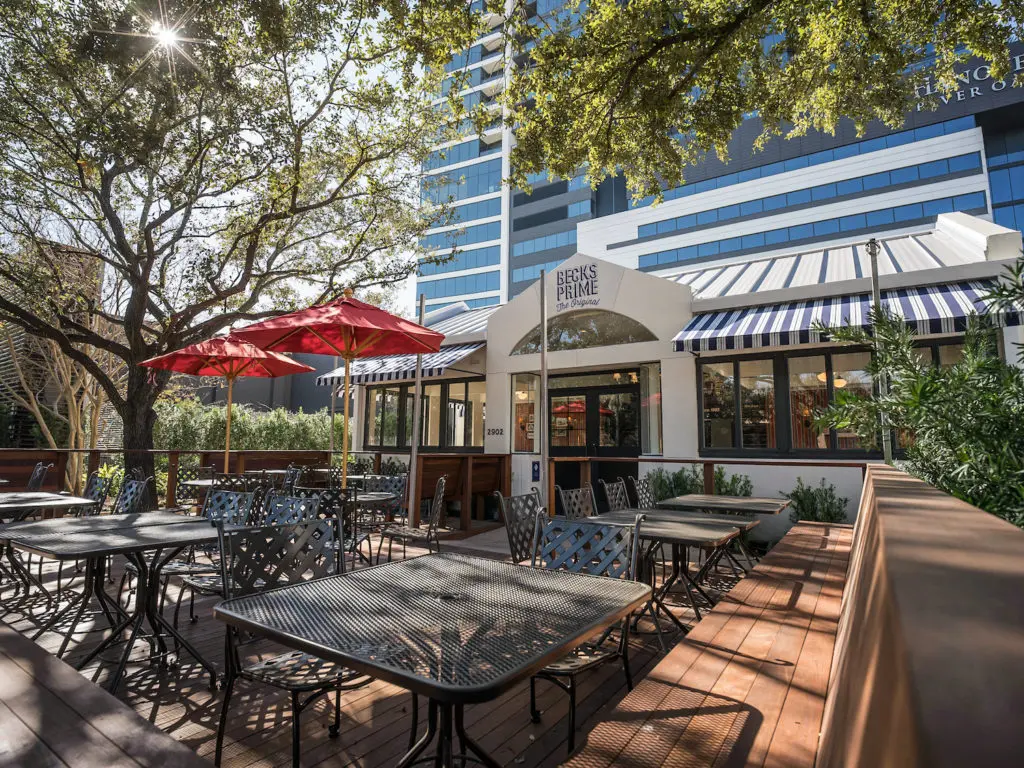 The new patio deck at Becks Prime on Kirby Drive seats 48. (Photo by Daniel Ortiz Photography)