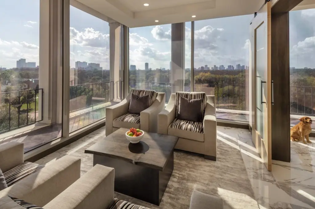 The sitting room of the MD2 Houston office, 2001 Kirby Drive overlooking River Oaks, where doctors have time to visit at their leisure with patients. (Photo courtesy of MD²)