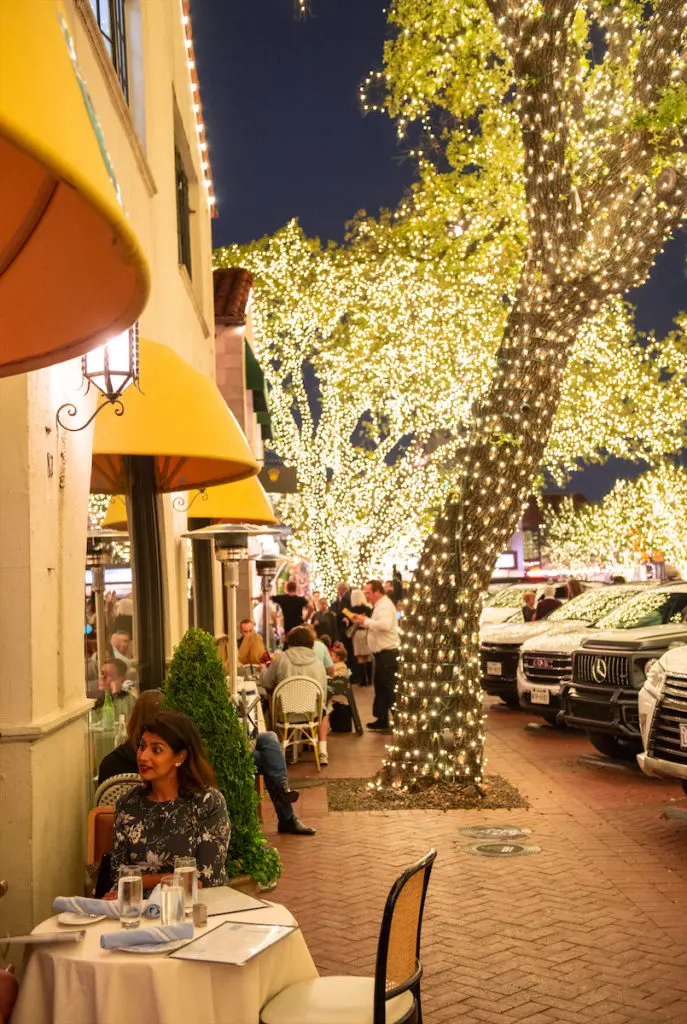Warm temperatures allowed for al fresco dining.  (Photo by George Fiala)