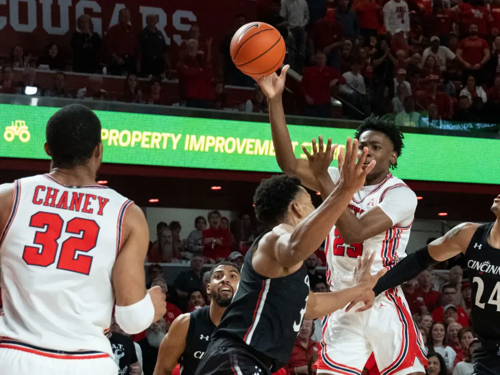 University of Houston wing Terrance Arceneaux knows setting up Reggie Chaney is a good idea. (Photo by F. Carter Smith)