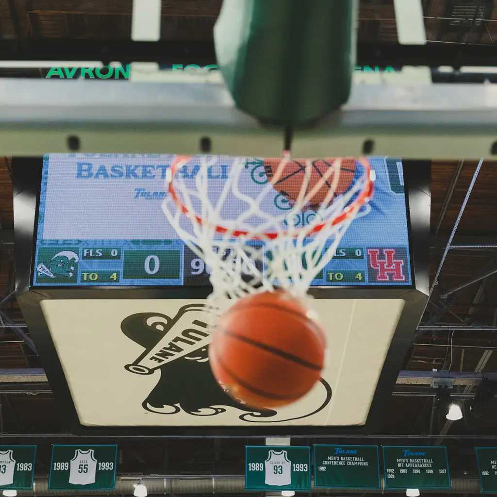Tulane's old arena certainly came to life for No. 1 Houston's visit. But the sold-out crowd did not stay happy for long. (@UHCougarMBK)