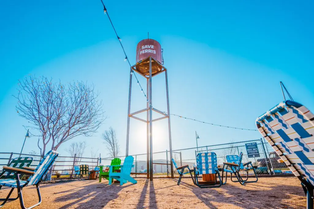 Fitted with plastic lawn chairs to enjoy on lazy afternoons, Fort Worth's first Truck Yard is a large land.