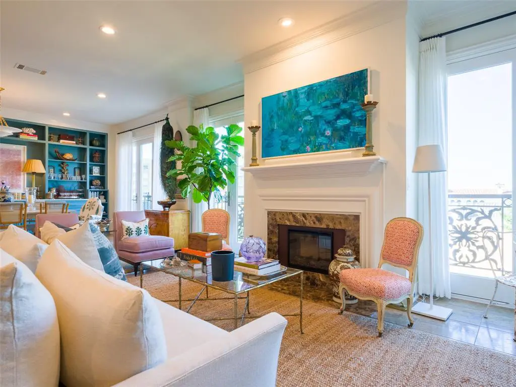 In Oak Lawn, city views are completely unobstructed.
